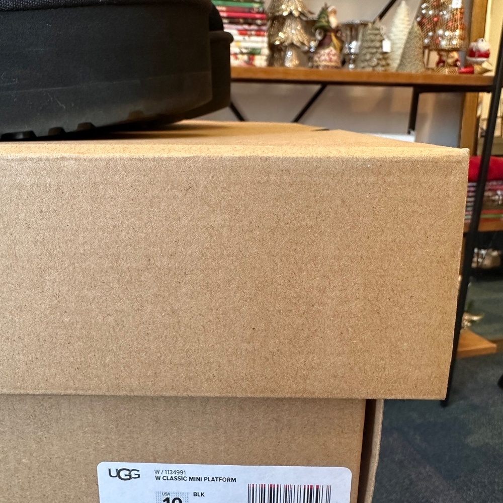 UGGS - Picture 5 of 9